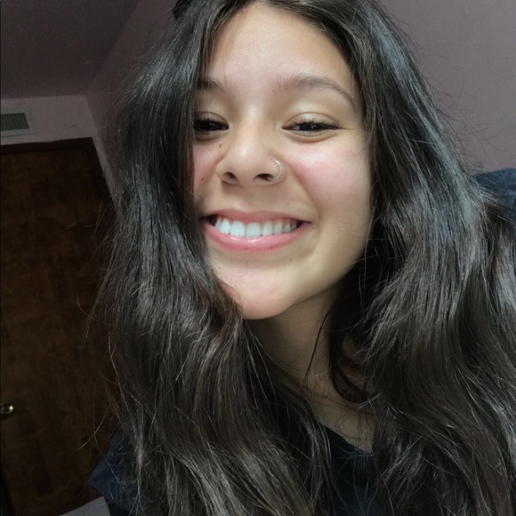 Meet your Posher, vanessa :) - Picture 2 of 3